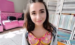 Novinha meiga dando a xana sem tirar a calcinha