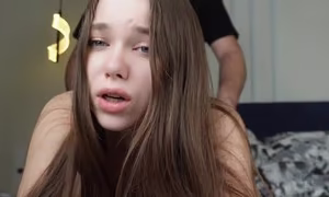 Comendo o cu da novinha loirinha e gozando dentro