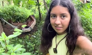 Novinha da cidade grande dando para o nativo no mato
