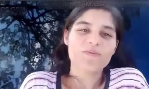 Sendo fodida em cima do carro sem tirar a calcinha